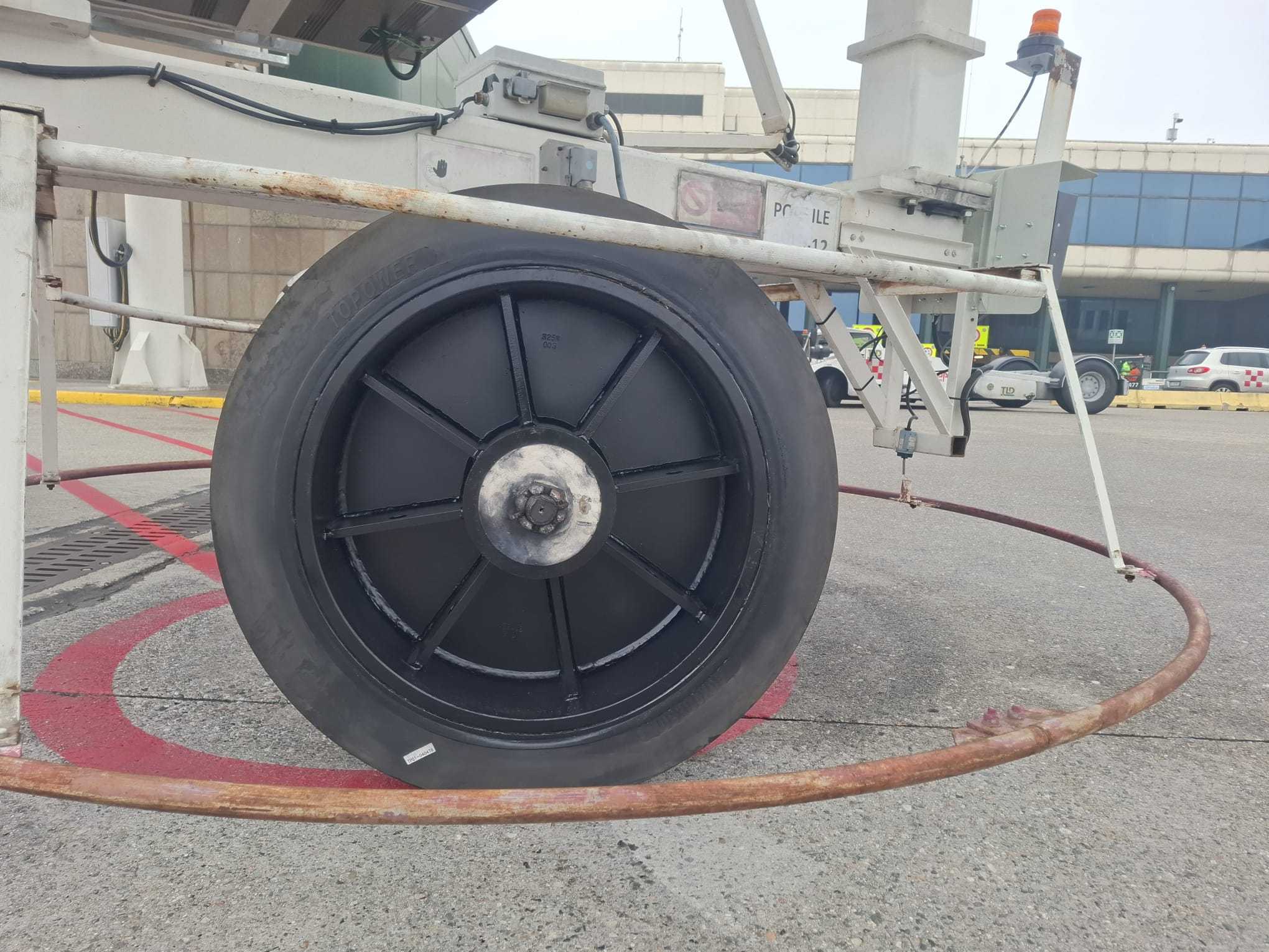 Custom Designed Heavy Duty 40X16X30 Size Solid Tires for Passenger Boarding Bridge System