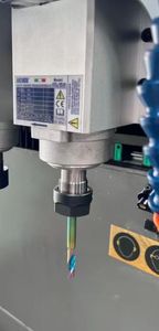 Machine d'insertion de bande de polyamide de profil en aluminium alu isolé composite de porte de fenêtre de 3 axes - Product Image 4