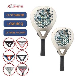 Raquettes <span class=keywords><strong>de</strong></span> paddle-<span class=keywords><strong>tennis</strong></span> en fibre <span class=keywords><strong>de</strong></span> carbone personnalisées Qingyu Sport, matériau <span class=keywords><strong>de</strong></span> haute qualité, service OEM, raquettes <span class=keywords><strong>de</strong></span> paddle-<span class=keywords><strong>tennis</strong></span> pour enfants - Product Image 1