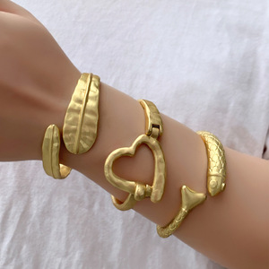 Bracelet manchette coeur rétro européen américain nouvelle conception de niche transfrontalière en couleur or bijoux de <span class=keywords><strong>mode</strong></span> en gros - Product Image 4