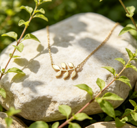 Collier pendentif branche de feuille délicate en acier inoxydable 316L plaqué or 18 carats, bijou minimaliste pour femme, idéal pour le quotidien et comme cadeau