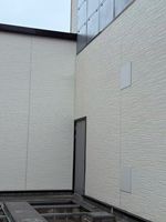 Revêtement mural extérieur moderne en panneaux de fibres-ciment écologiques, ignifuges et sans amiante pour maisons préfabriquées et gymnases