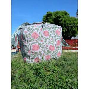 Bolsa de lona acolchada de algodón estampada a mano, ligera, con interior espacioso y asas resistentes, ideal para viajes y gimnasio. - Product Image 3