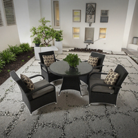 Ensemble de salle à manger d'extérieur 4 places en rotin PE, table ronde en verre et fauteuils en osier, mobilier de jardin pour la cour