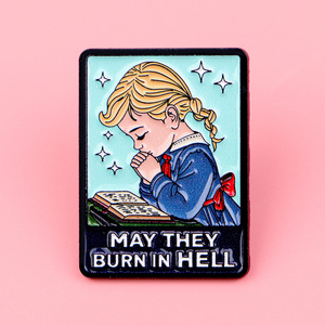 Broche en émail humoristique et sarcaste : Que leurs âmes brûlent en enfer – Épinglette rétro pour fille coquette, humorisme noir, bénédiction torsadée - Product Image 4