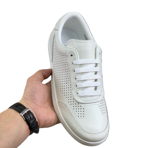Baskets décontractées en cuir véritable perforé blanc avec maille respirante, anti-dérapantes et résistantes aux chocs pour homme moderne et urbain - Product Image 1