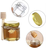 Lot de 30 mini-pots à miel hexagonaux en verre de 45 ml avec cuillère en bois, couvercle à vis doré et pendentif abeille pour mariages et fêtes