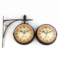 Horloge de station rétro double face en fer forgé d'aspect antique Lustre à quartz Tenture murale Horloge murale classique