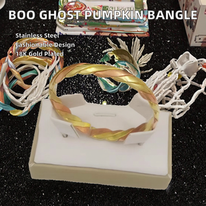 Bracelet jonc tendance pour femme en laiton émaillé plaqué or 18 carats en acier inoxydable avec breloque pour Halloween - Product Image 2