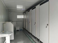 Toilettes Mobiles Extérieures Conteneur Sanitaire Public Portable 20 pieds pour Salle de Bain, Vestiaire et Toilettes, Panneau Sandwich Moderne pour Extérieur