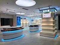 Présentoir en acrylique pour magasins de vente en gros Vitrine cosmétique avec lumière LED Personnalisable Présentoir à bijoux