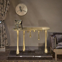 Table console italienne de luxe en fibre de verre dorée Mobilier de salon moderne en acier inoxydable avec design en forme de verre