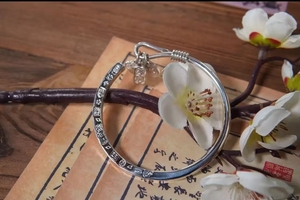 Nuevo brazalete abierto <span class=keywords><strong>de</strong></span> estilo chino con el <span class=keywords><strong>Dios</strong></span> <span class=keywords><strong>de</strong></span> la Fortuna y <span class=keywords><strong>palabras</strong></span> auspiciosas en las cuatro caras, joyería <span class=keywords><strong>de</strong></span> moda para mujer. - Product Image 6