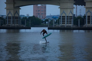 Planche de surf électrique hydrofoil personnalisée de qualité supérieure fabriquée en Chine pour les sports nautiques - Product Image 5