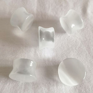 [جي بي-903] مجوهرات ثقب الجسم بتصميم جديد، مصقولة بدرجة عالية، حلق أذن فريد من نوعه بعين القط البيضاء، مقاسات صغيرة وكبيرة، تصميم مسطح وواسع، بيع بالجملة - Product Image 1