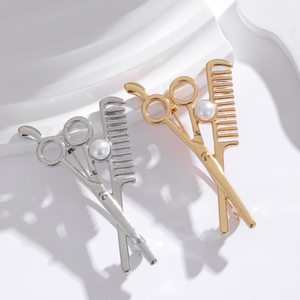 Vente chaude peigne en forme de ciseaux outils de <span class=keywords><strong>coupe</strong></span> de cheveux broche ciseaux peigne personnalisé femmes broche perle alliage barbier Badge - Product Image 1