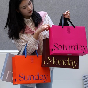 Bolsa de Compras Chic de Lujo Personalizada en Color Crema Beige con Logotipo UV Grabado, Bolsas de Regalo Chic para Boutique - Product Image 5