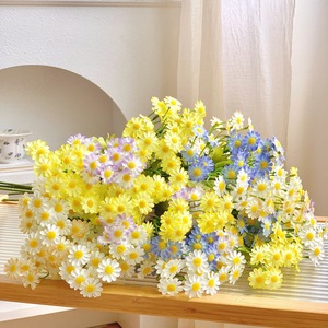 Bouquet de marguerites artificielles Qingyu Chronicle en soie – Blanc, Jaune, Bleu clair, Rose, Violet – Décoration printanière pour la maison et photographie en extérieur - Product Image 1