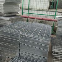 Grilles en acier robustes et résistantes à l'usure, aux chocs et aux impacts, pour les allées d'accès des machines lourdes dans les carrières et les mines