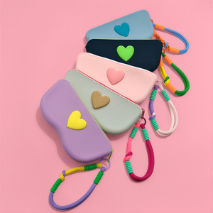 מארז משקפי שמש נייד רך מסיליקון בצבע אחיד בצורת לב, עמיד למים, לאישה, אביזר לתיק - Product Image 1