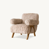Fauteuil individuel de luxe en peluche à poils longs, style moderne du milieu du siècle, avec base en bois, idéal pour la décoration de chambre, d'hôtel ou de salon.