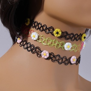 Collier ras du <span class=keywords><strong>cou</strong></span> tendance pour femme, motif petite marguerite, réglable, en plastique, avec chaîne tressée en bambou, style <span class=keywords><strong>tatouage</strong></span> floral, pour soirée, SN SN05, Commerce extérieur - Product Image 2