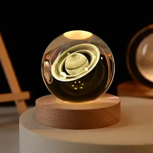 OEM 3D geschnitzte Crystal Star Solar System Tisch lampen kugel benutzer definierte 3D-Kristallkugel mit LED Light Wood Base