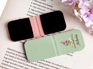 Segnalibro Magnetico in Pelle PU Personalizzato con Fiore di Nascita e Nome, Clip <span class=keywords><strong>per</strong></span> Libri, Segnapagina <span class=keywords><strong>per</strong></span> Lettori, <span class=keywords><strong>Regalo</strong></span> <span class=keywords><strong>per</strong></span> Insegnanti, Vendita all'Ingrosso - Product Image 5