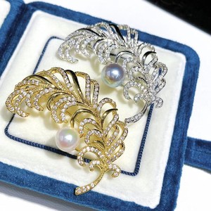 เข็มกลัดรูปดอกไม้ประดับขนนกสองสี รุ่นใหม่ประจำฤดูใบไม้ร่วงและฤดูหนาว ประดับมุกอะโกย่าและคริสตัลลายตัวเลข - Product Image 2