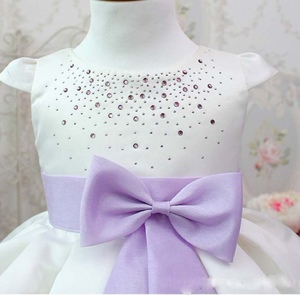 เดรสเด็กผู้หญิงทรงเอ สไตล์ผ้าซาตินคอตตอนคุณภาพสูง ความยาวระดับเข่า แขนสั้น น่ารัก ลาย 3 มิติ รับผลิตแบบ OEM สำหรับฤดูร้อน รุ่นใหม่ล่าสุด - Product Image 4