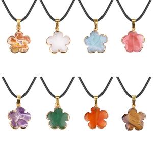 Venta al por mayor de cristal de moda flor de ciruelo con borde de Metal dorado colgante collar con cadena de cuero joyería para mujeres y hombres - Product Image 1