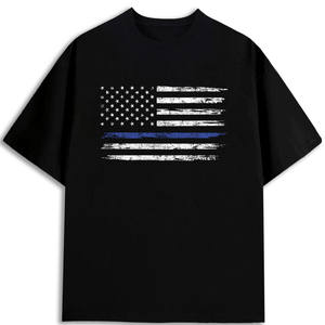 Camiseta Patriótica con la Bandera Americana, 180GSM, 100% Algodón, Cuello Redondo para Hombre, Diseño de Línea Azul Delgada sobre Negro - Product Image 1