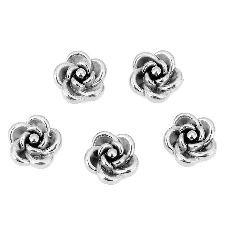 Cuentas perforadas color acero con forma de rosa.