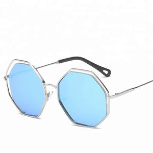 Lunettes de soleil à verres clairs de haute qualité, vente en gros, logo personnalisé, lunettes de soleil polarisées de luxe à la mode pour femmes - Product Image 3