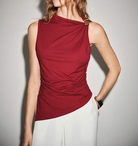 WY525003 Elegante T-shirt Nera Senza Maniche con Dettaglio Bottoni Dorati Intrecciati, Vestibilità Slim Unica, Maglia Stampata da Donna - Product Image 3