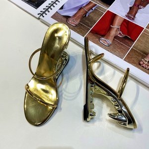 Sandales à talons compensés pour femme, à bout carré ouvert, à forme de dents originales, à bride unique, style mules - Product Image 3