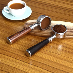 Tête de machine à café professionnelle M10 universelle avec poignée en bois massif et porte-filtre sans fond pour l'extrusion d'espresso - Product Image 1