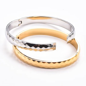 Bracelet martelé en acier inoxydable plaqué or 18 carats, coupe diamant, facetté, minimaliste, bijoux inaltérables - Product Image 4