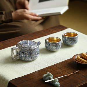 Théière vintage en argent incrusté faite à la main avec deux tasses, service à thé en poterie pour usage domestique, boîte cadeau incluse, origine Dehua - Product Image 1