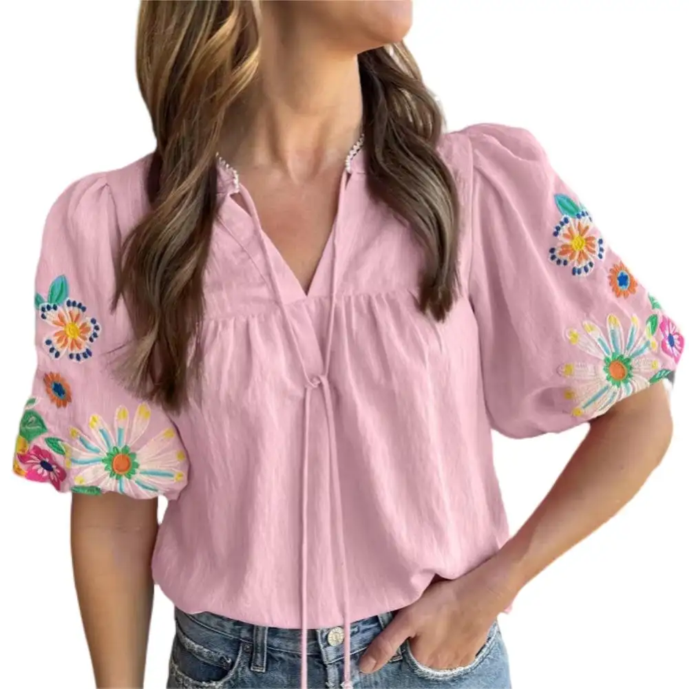 2024 toptan şık giysiler özelleştirilmiş kadınlar yaz pembe çiçek işlemeli puf kollu bölünmüş boyun bluz