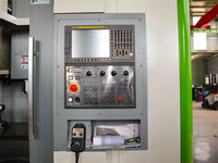 Centre d'usinage vertical à axe 3D/4D/5D robuste Fanuc VMC1270 (fraiseuse CNC VMC) prix compétitif BT40/50 automatique