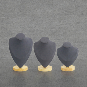 Présentoir buste de mannequin en velours gris foncé pour colliers, 3 tailles, base en bois, pour exposition de bijoux et pendentifs - Product Image 3