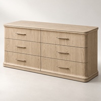 Commode à 6 tiroirs en chêne blanchi avec poignées métalliques à profil incurvé et détails de lignes noires pour les intérieurs, taille et couleur du bois personnalisables