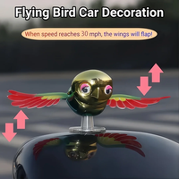 Ornement Adhésif Amusant pour Voiture et Moto : Oiseau Volant Simulé avec Ailes Mobiles et Oscillantes, en ABS, Rouge/Bleu, pour un Effet Rafraîchissant