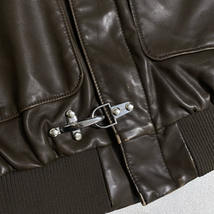 Giacca Bomber da Uomo in Ecopelle <span class=keywords><strong>Marrone</strong></span> <span class=keywords><strong>Scuro</strong></span> con Chiusura a Fibbia Metallica, Colletto a Punta, Tasche Cargo, Stile Vintage Oversize Streetwear - Product Image 6