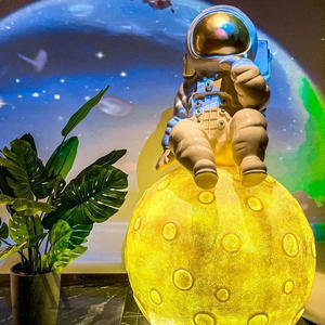 Escultura de Astronauta de Fibra de Vidrio Personalizada para Exhibición en Vestíbulo de Sala de Exposiciones, Instalación de Punto de Fotografía para Eventos Pop-Up - Product Image 6