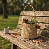 Panier en raphia tressé fait main avec fleurs et patch en cuir pour accessoires de mode de luxe, utilisation en extérieur