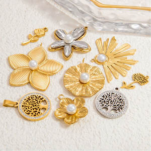 Colgantes y dijes de moda de acero inoxidable 316L chapados en oro PVD de 14K y 18K personalizados para hacer joyas, dijes de flores para pulseras. - Product Image 1