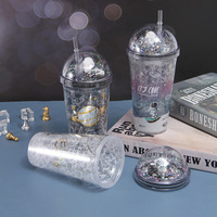 Venta al por mayor de doble capa de estrella astronauta botella de plástico creativa botella de agua Micro-visión planeta aplastado taza de paja taza de hielo