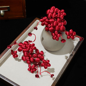 Nouvelle Pince à Cheveux Latérale Fleur Rouge Rétro Faite à la Main Exquise 2025, Coiffe de Mariage Haut de Gamme pour Séances Photo - Product Image 1